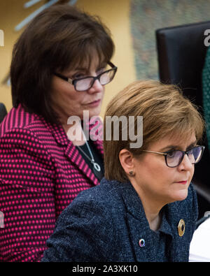 Edinburgh, Großbritannien. 10. Oktober 2019. Im Bild: (L-R) Jeane Freeman MSP-Kabinett Staatssekretär für Gesundheit und Mitglied der Scottish National Party (SNP); Nicola Sturgeon MSP - Erster Minister von Schottland und Leiter der Scottish National Party (SNP). Wöchentliche Sitzung des Ersten Minister Fragen in der Debating Chamber in Holyrood. Der Transport (Schottland) Bill war ein heiß diskutiertes Thema, das heute wieder erneuert hat. Stockfoto