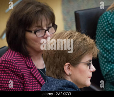 Edinburgh, Großbritannien. 10. Oktober 2019. Im Bild: (L-R) Jeane Freeman MSP-Kabinett Staatssekretär für Gesundheit und Mitglied der Scottish National Party (SNP); Nicola Sturgeon MSP - Erster Minister von Schottland und Leiter der Scottish National Party (SNP). Wöchentliche Sitzung des Ersten Minister Fragen in der Debating Chamber in Holyrood. Der Transport (Schottland) Bill war ein heiß diskutiertes Thema, das heute wieder erneuert hat. Stockfoto