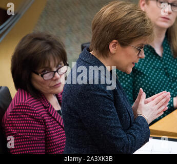 Edinburgh, Großbritannien. 10. Oktober 2019. Im Bild: (L-R) Jeane Freeman MSP-Kabinett Staatssekretär für Gesundheit und Mitglied der Scottish National Party (SNP); Nicola Sturgeon MSP - Erster Minister von Schottland und Leiter der Scottish National Party (SNP). Wöchentliche Sitzung des Ersten Minister Fragen in der Debating Chamber in Holyrood. Der Transport (Schottland) Bill war ein heiß diskutiertes Thema, das heute wieder erneuert hat. Stockfoto