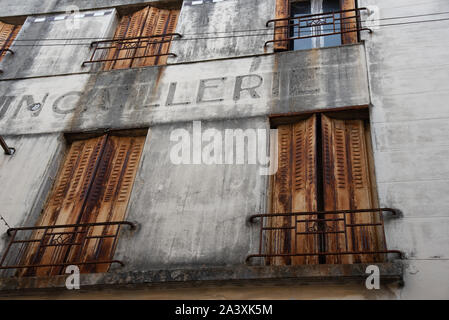 Alte Fensterläden auf der Außenseite von Gebäuden in Parthenay Frankreich Stockfoto