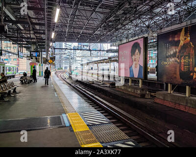 Tokyo, Japan - 23. Februar 2017: Die Menschen warten auf den Plattformen am Bahnhof Shimbashi, Tokio, Japan Stockfoto