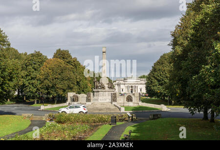 Street Scene Port Sunlight, Wirral, Cheshire; mit dem Kriegerdenkmal im Vordergrund und die Dame Hebel Galerie an der Rückseite. Stockfoto