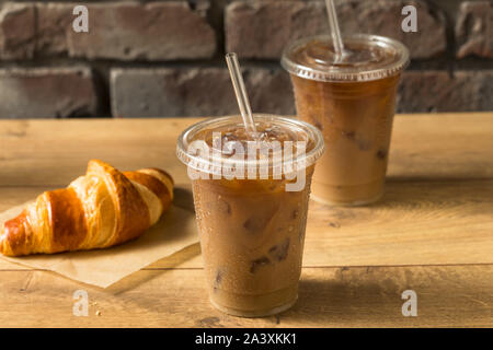 Süße Iced Mandelmilch Kaffee To Go Becher Stockfoto