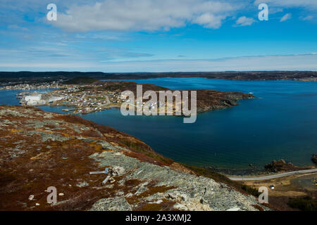 Hilltop Blick auf St. Anthony von der Oberseite der Hügel über der Stadt auf dem Great Northern Peninula, Neufundland Stockfoto