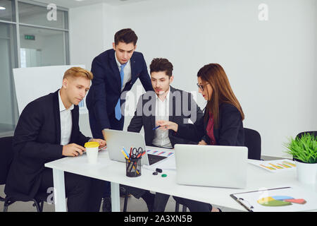 Gruppe junger Geschäftsleute im Büro. Stockfoto