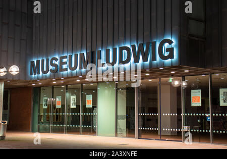 Haupteingang Museum Ludwig in Köln, Leuchtreklame, verschlossenen Türen Stockfoto