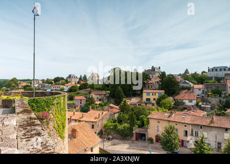 Rot gedeckte Häuser in der historischen Stadt Parthenay Western Frankreich Stockfoto