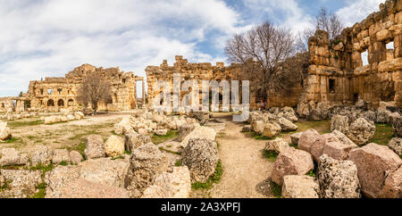 Alten verfallenen Mauern und Säulen von Grand Court des Jupiters Tempel Panorama, Beqaa Tal, Baalbek, Libanon Stockfoto