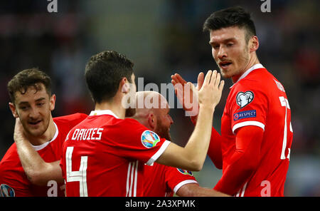 Wales' Kieffer Moore (rechts) feiert ersten Ziel seiner Seite des Spiels mit Teamkollege Ben Davies zählen während der UEFA EURO 2020 Qualifikation, Gruppe E Match an der Anton Malatinsky Stadium, Trnava. Stockfoto