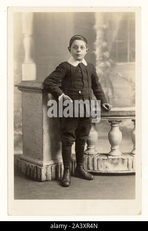 Anfang 1900 WW1 Ära Postkarte von jungen Brille, smart, Hosen, großen Kragen, London, auf der Rückseite vom Juni 1914, Großbritannien Stockfoto