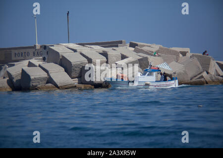 Fischerboot kehrt in den Port 2 Stockfoto