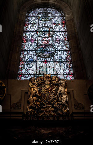 EDINBURGH, Schottland, 15. Dezember 2018: Glasmalerei am Inneren des schottischen National War Memorial, die von Douglas Strachan. Stockfoto