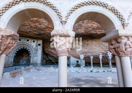 Kreuzgang Romanisch, mit biblischen Szenen Hauptstädte, Königliches Kloster von San Juan de la Peña, Real Monasterio de San Juan de la Peña, Spanien Stockfoto