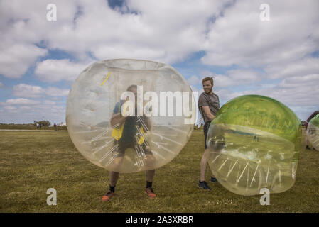 Fußball spielen in einem aufblasbaren Bumper Ball mit einem transparenten Kunststoffgehäuse, Kopenhagen, Dänemark, 25. Mai 2019 Stockfoto