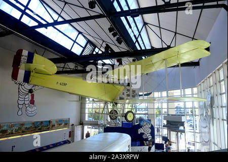 1914 Doppeldecker Flugzeug zu der Zeit mit Michelin Reifen auf Anzeige in der Halle der Marke Museum ausgestattet Stockfoto