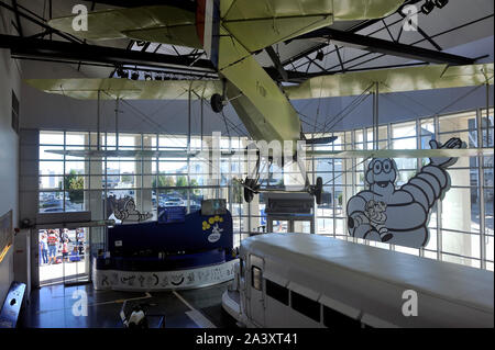 1914 Doppeldecker Flugzeug zu der Zeit mit Michelin Reifen auf Anzeige in der Halle der Marke Museum ausgestattet Stockfoto