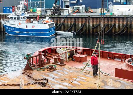 Mann AUF EINEM BOOT BRÜCKE VOR DEM BOOT PAARNAQ, PORT DE NUUK, Grönland, Dänemark Stockfoto