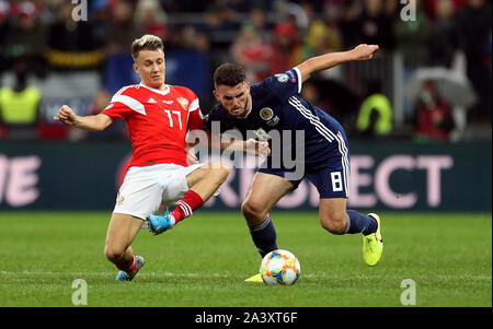 Russlands Alexandr Golovin (links) und dem schottischen John McGinn Kampf um den Ball während der UEFA EURO 2020 Qualifikation, Gruppe I an der Luzhniki Stadion, Moskau. Stockfoto