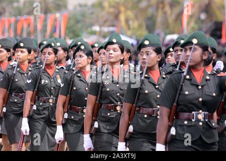 Colombo, Sri Lanka. 10 Okt, 2019. Soldaten, die Teilnahme an einer Zeremonie Kennzeichnung 70. Jahrestag der Sri Lankas Armee in Colombo, Sri Lanka, am Okt. 10, 2019. Credit: Gayan Pattin/Xinhua/Alamy leben Nachrichten Stockfoto