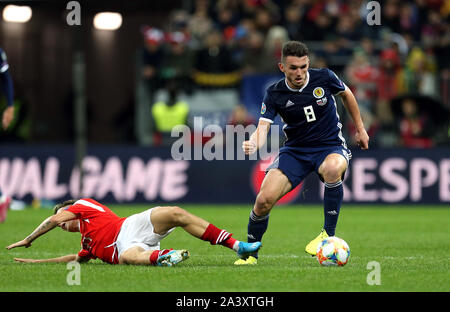 Russlands Alexandr Golovin (links) und dem schottischen John McGinn Kampf um den Ball während der UEFA EURO 2020 Qualifikation, Gruppe I an der Luzhniki Stadion, Moskau. Stockfoto