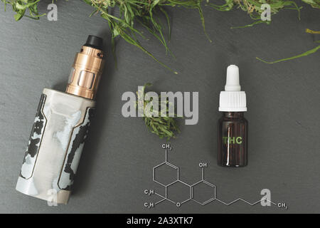 Vape pen und medizinisches Marihuana hanf Bud. CBD und THC Öl vaping Produkte. THC Formel Stockfoto