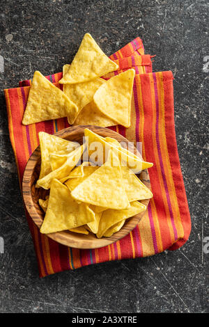 Mais Nacho Chips. Gelbe Tortilla Chips in Houten. Ansicht von oben. Stockfoto