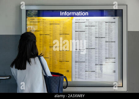 Abflug- und Ankunftszeiten auf den Fahrplan der Deutschen Bahn. Stockfoto