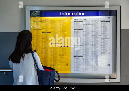 Abflug- und Ankunftszeiten auf den Fahrplan der Deutschen Bahn. Stockfoto