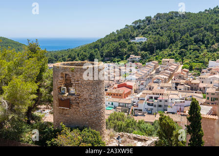 Alte Turm mit historischen Stadt Capdepera von Capdepera Schloss im Osten von Mallorca, Spanien gesehen Stockfoto