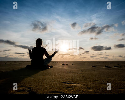 Frau, Meditieren und Entspannen am Strand Stockfoto