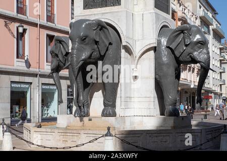 Elefanten von QUATRE SANS CUL Brunnen gebaut im Speicher von Hannibal die Alpen auf Elefanten, Chambery, SAVOY (73), Frankreich gekreuzt Stockfoto