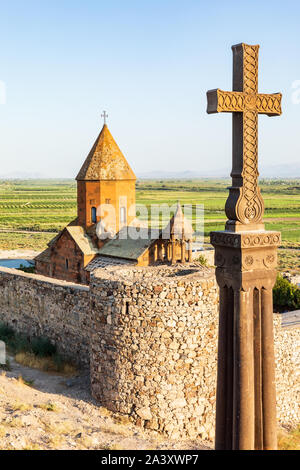 Armenien. Ararat Provinz. Ararat Tal. Lusarat. Khor Virap. Kreuz vor der Surb Astvatzatzin Kirche. Stockfoto