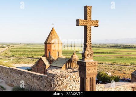 Armenien. Ararat Provinz. Ararat Tal. Lusarat. Khor Virap. Kreuz vor der Surb Astvatzatzin Kirche. Stockfoto