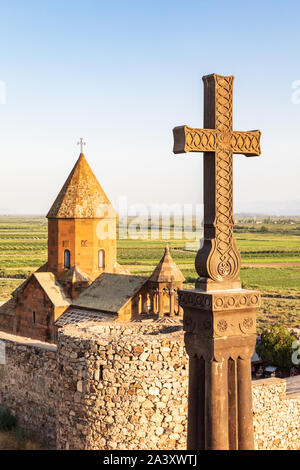 Armenien. Ararat Provinz. Ararat Tal. Lusarat. Khor Virap. Kreuz vor der Surb Astvatzatzin Kirche. Stockfoto