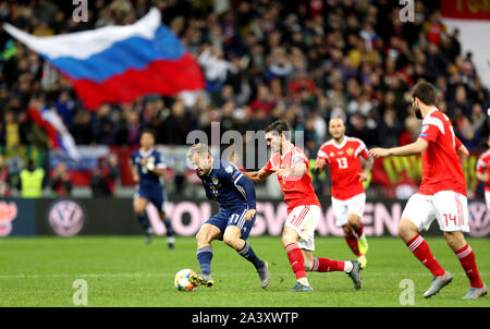 Schottland's Ryan Fraser und Russlands Magomed Ozdoev Kampf um den Ball während der UEFA EURO 2020 Qualifikation, Gruppe I an der Luzhniki Stadion, Moskau. Stockfoto