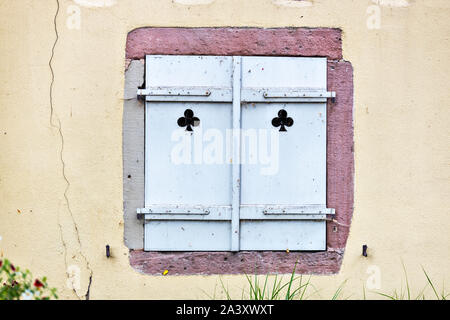 Geschlossen alte hölzerne Verschluss auf ein Fenster in Colmar Frankreich Stockfoto