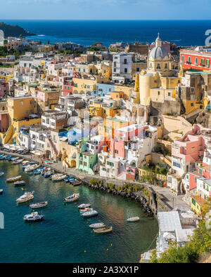 Panoramablick auf die wunderschöne Insel Procida, in der Nähe von Neapel, Kampanien, Italien. Stockfoto