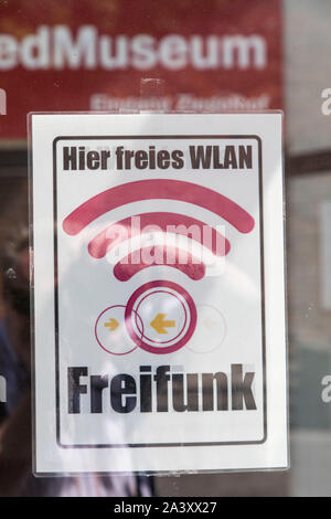 Informationen über gratis WLAN, über die freifunk Initiative, in einem Museum, Stockfoto