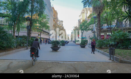 Ich vermisse das Gehen auf den Straßen von Barcelona. Was für eine inspirierende Stadt! Stockfoto