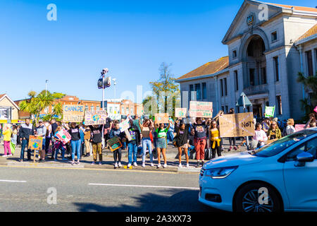 Poole, Dorset, England - 16 Sep, 2019. Die Demonstranten versammeln sich in der Vorderseite des Civic Center zur Unterstützung der Schule Streik 4 Klima protestieren. Stockfoto