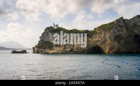 Miseno Cape mit Leuchtturm von der Fähre nach Procida gesehen. Neapel, Kampanien, Italien. Stockfoto