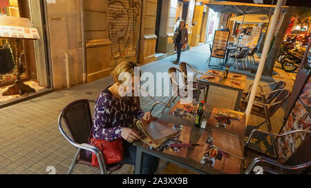 Ich vermisse das Gehen auf den Straßen von Barcelona. Was für eine inspirierende Stadt! Stockfoto