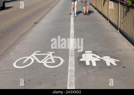 Parallel Radweg und Fußweg, speziell gekennzeichnet, Stockfoto