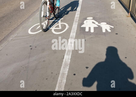 Parallel Radweg und Fußweg, speziell gekennzeichnet, Stockfoto