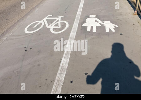 Parallel Radweg und Fußweg, speziell gekennzeichnet, Stockfoto