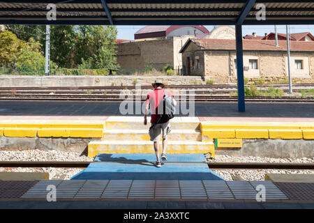 Pkw zu Fuß über den Anschlüssen am Bahnhof zu Plattform erreichen, Haro Station, La Rioja, nördlichen Spanien Stockfoto