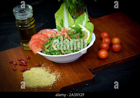 Platte der traditionellen östlichen TABBULEH Arabisch traditionelles Essen. Im Nahen und Mittleren Osten Meze Platter. Stockfoto