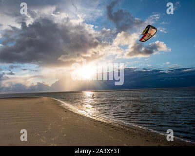 Kitesurfer am Ordinger Strand Stockfoto