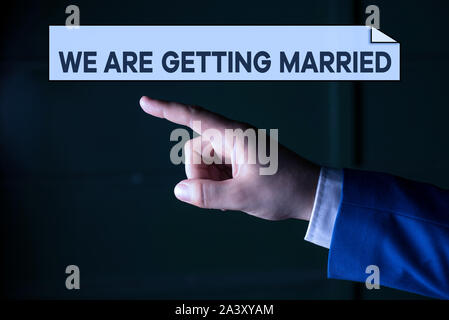 Schreiben Hinweis zeigen Wir Heiraten. Business Konzept für Verlobung Hochzeit Vorbereitung Paar isolierten Hand zeigte mit dem Finger. Bus Stockfoto