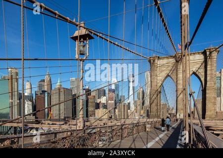 Aus Sicht der BROOKLYN BRIDGE DER HOCHHÄUSER IN Lower Manhattan, New York, United States, USA Stockfoto